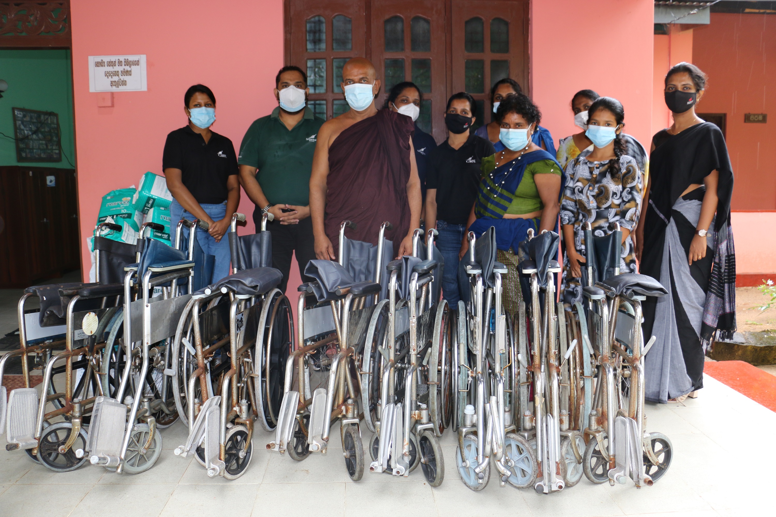 Representatives from SriLankan Airlines and volunteers from Ananda Balika National School who were involved in the project