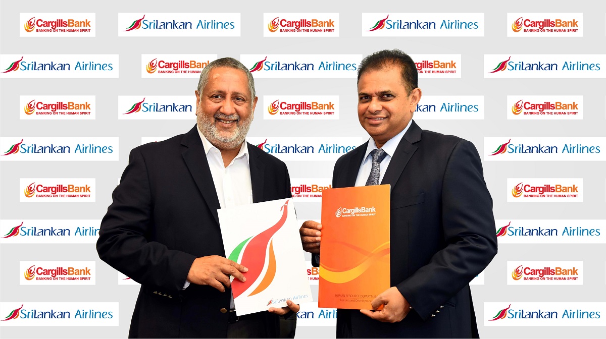 Cargills Bank Managing Director/CEO, Rajendra Theagarajah(left) exchanging agreement with Chief executive officer of SriLankan Airlines Vipula Gunatilleka.